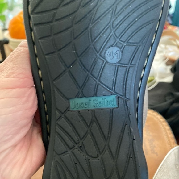 JOSEF SEIBEL leather Sandal silver strap w/ single flower accent size 9-9.5 - Picture 4 of 12